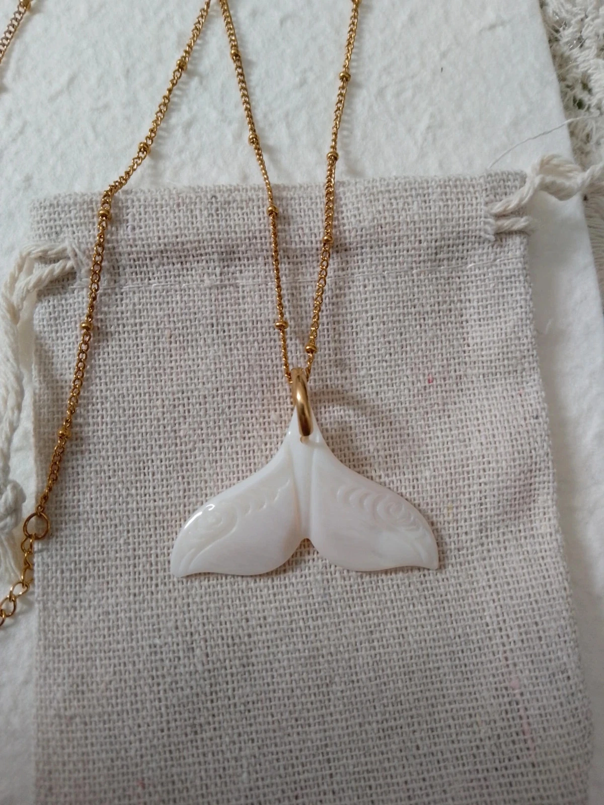 Collier satellite avec pendentif queue de baleine / sirène en n'acre blanche naturelle